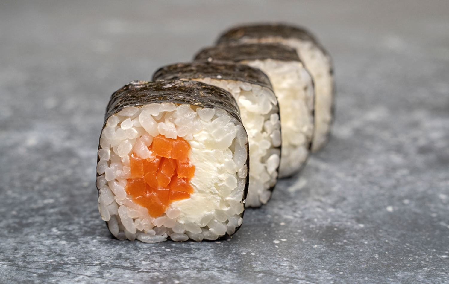 Маки с лососем